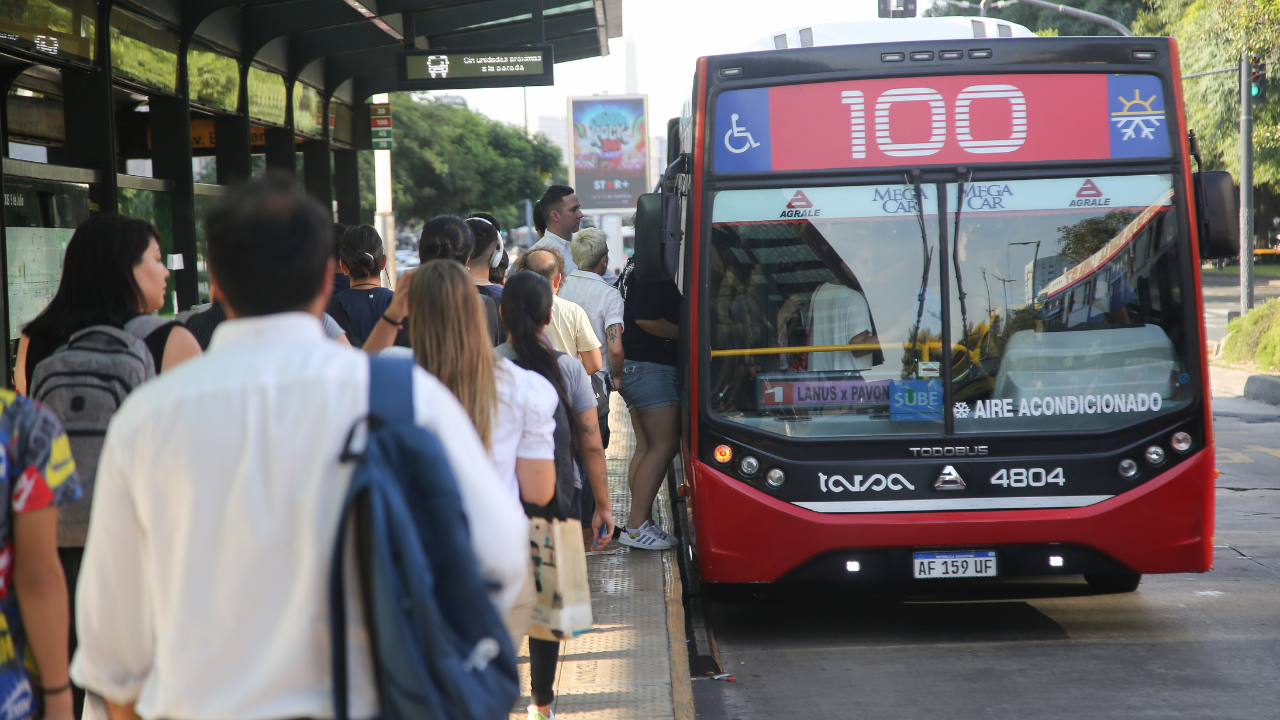 Quita de subsidios al transporte en CABA: afectará a 31 líneas de colectivos y podría llevar el boleto arriba de $700