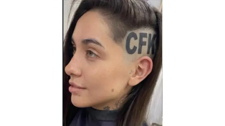 Es falso que María Becerra se tatuó “CFK” en la cabeza