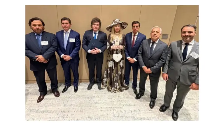 No, esta foto de Karina Milei con un sombrero en Nueva York no es real: la foto está editada