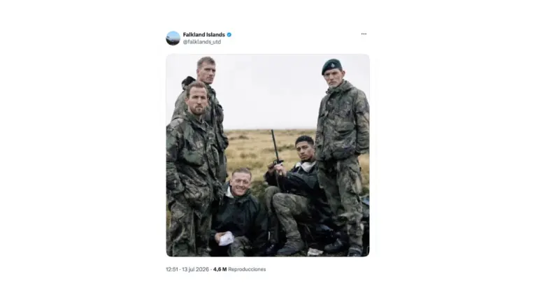 No, la cuenta oficial del Gobierno de las Islas Malvinas no publicó una imagen de los jugadores ingleses como soldados