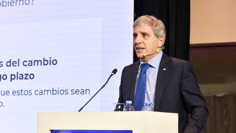 Luis Caputo: “Desde el 2011 al 2023, la industria cayó 10%”